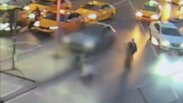 Bayılan sürücü direğe çarptı, direk yayayı ezdi! Yaşam savaşı veriyor