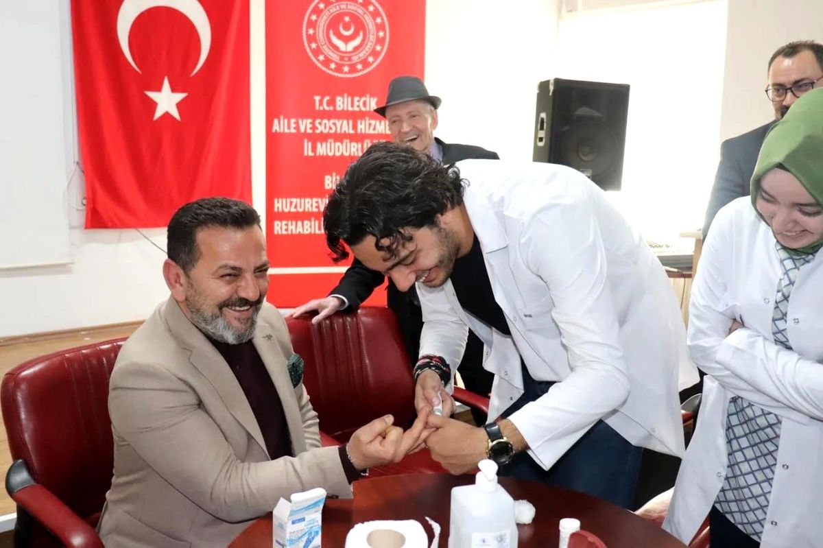 Tıp Öğrencilerinden Huzurevine Ziyaret