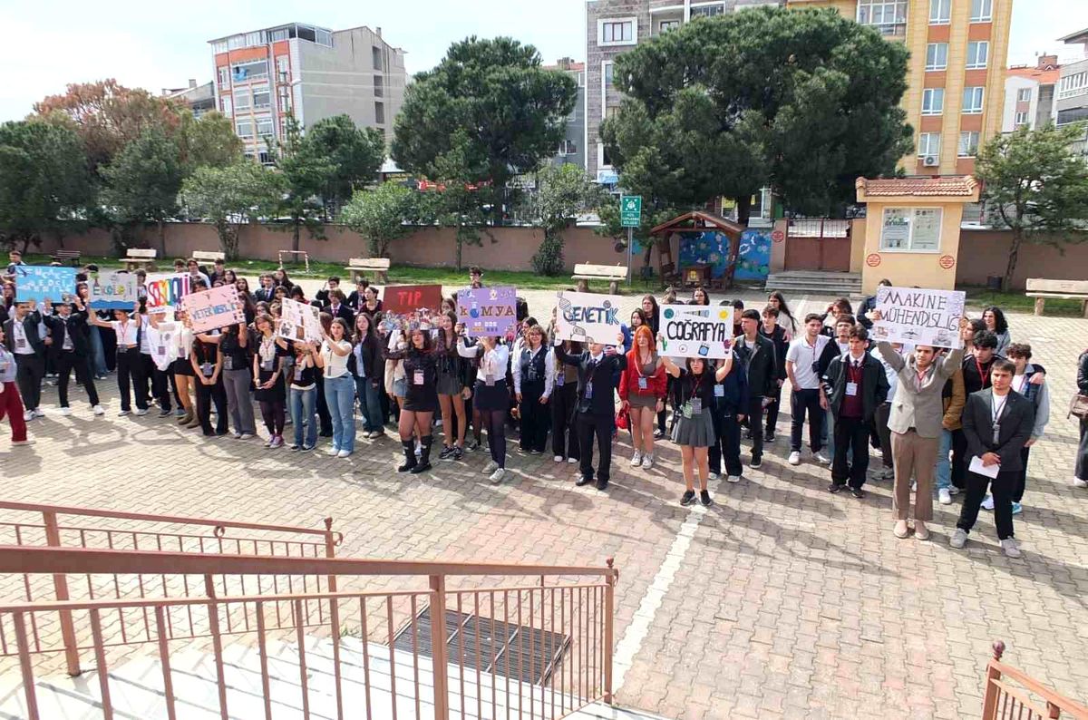 Burhaniye\' de çalıştay öğrencileri akademisyenlerle buluşturdu