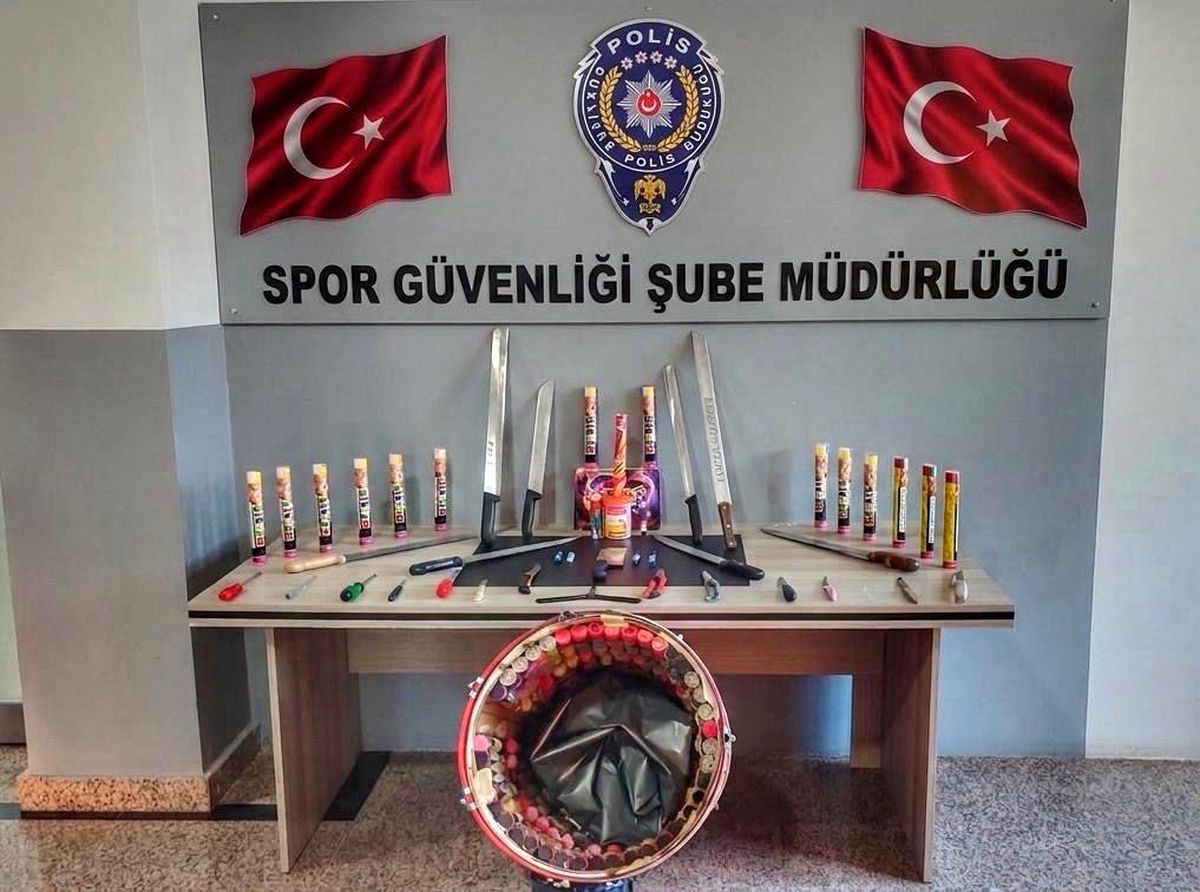 Kocaelispor-Göztepe Maçında Kaçak Meşale ve Kesici Aletler Ele Geçirildi