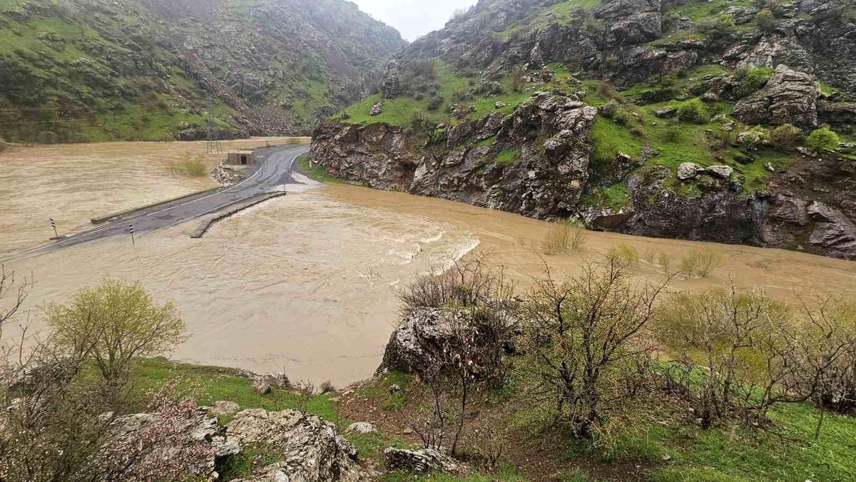Hakkari\'de Sel Yolu Kapattı