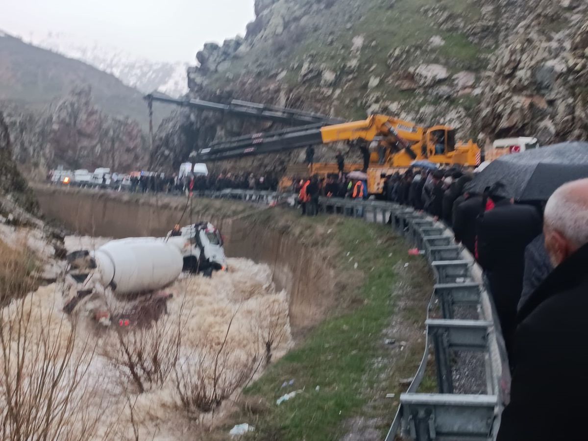Bitlis’te beton mikseri dereye yuvarlandı: Kayıp şoför için seferberlik başlatıldı