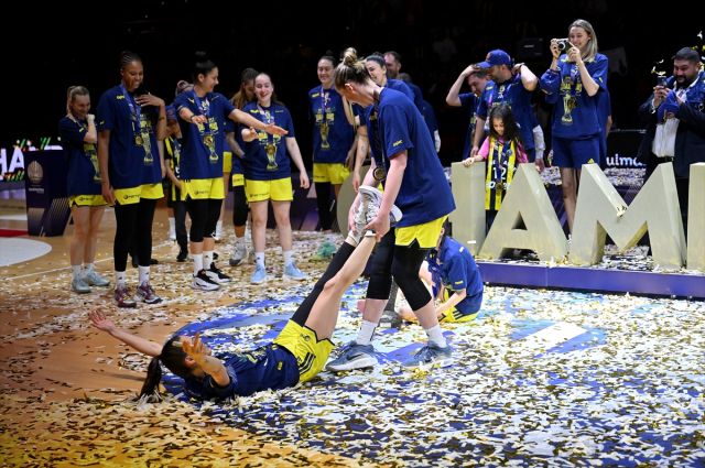 Kadınlar EuroLeague finalinde Galatasaray'ı 68-55 yenen Fenerbahçe, 3. kez Avrupa şampiyonu oldu.