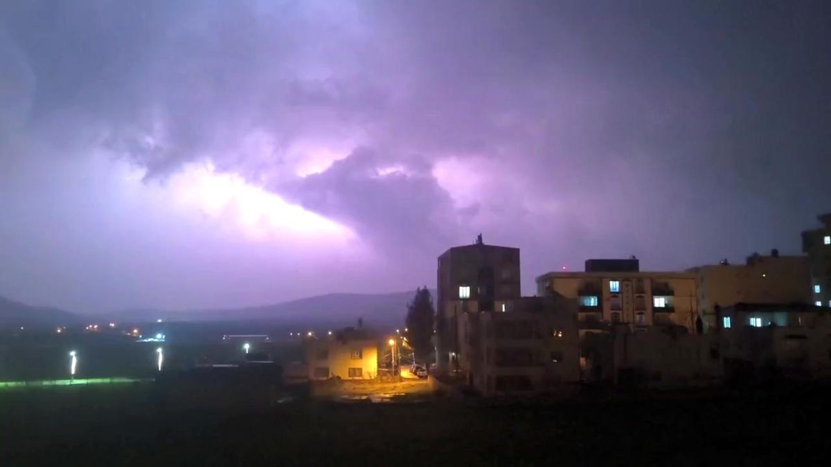 Gercüş\'te Şimşek Gösterisi