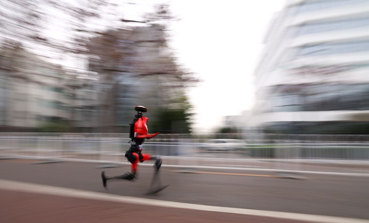 Dünya rekorundan 7 dakika daha hızlı: Robot "Flash" Pekin\'de tarih yazdı