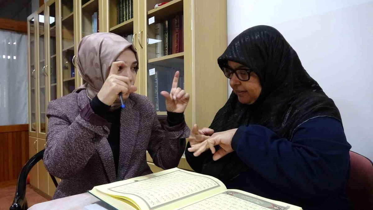 İşitme Engelli Kadınlar Kur\'an Öğreniyor