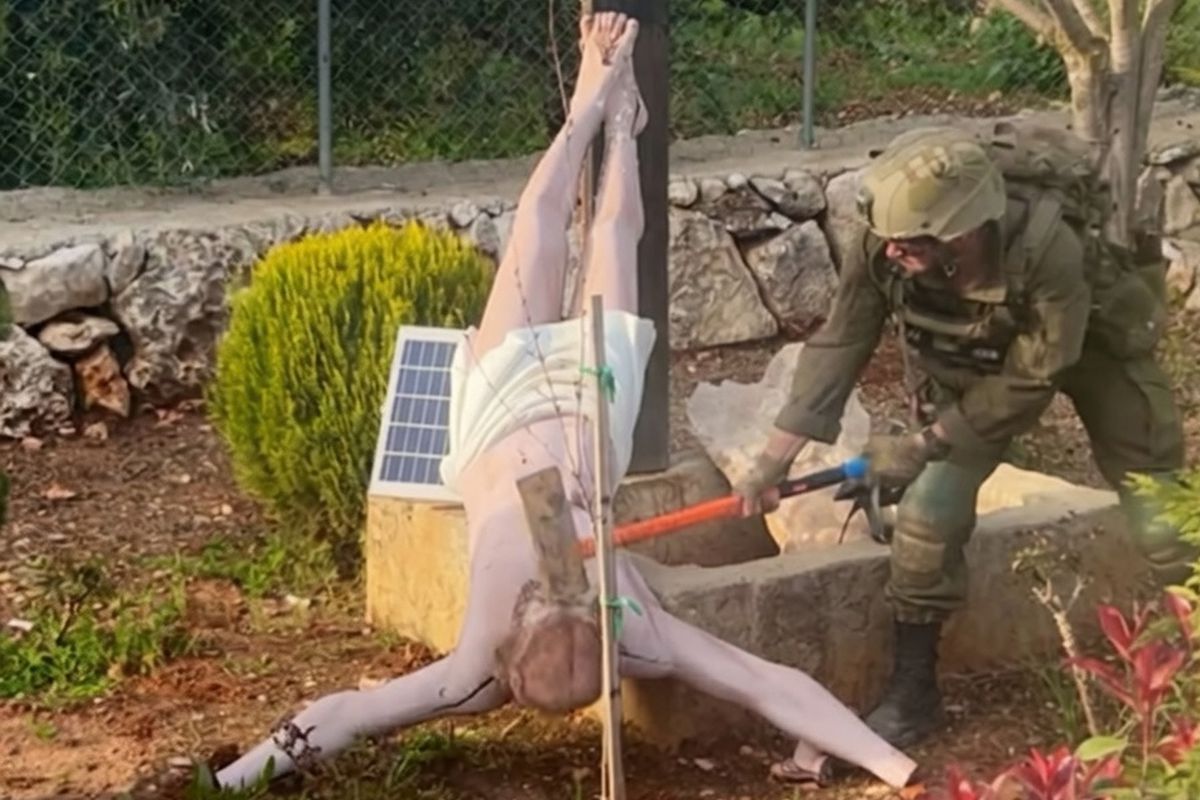 İsrail askeri İsa heykeline balta ile saldırdı