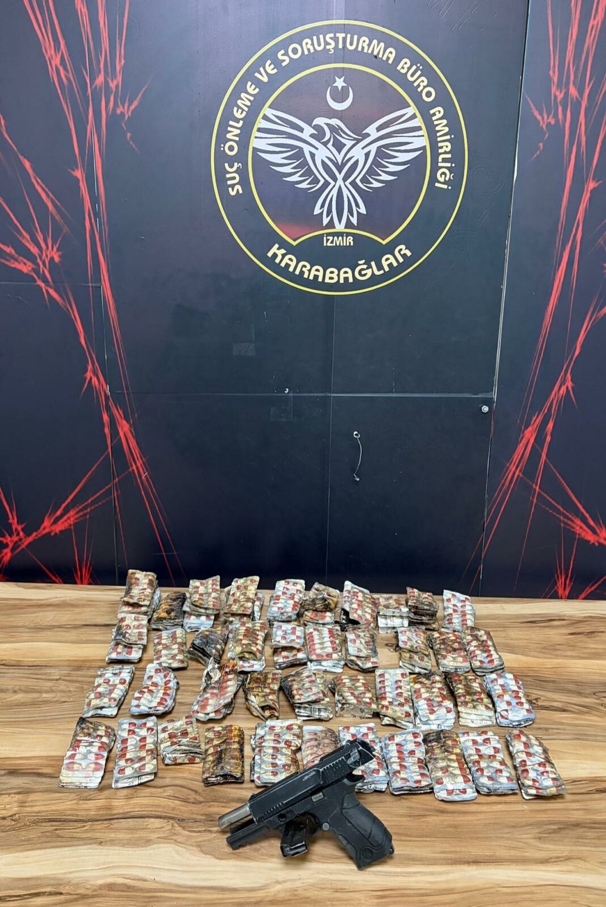 Karabağlar\'da Yangın: 10 Gözaltı ve Uyuşturucu Ele Geçirildi