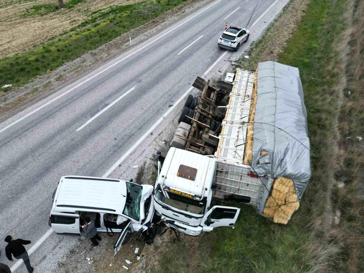 Afyonkarahisar\'da Zincirleme Kaza: 2 Yaralı