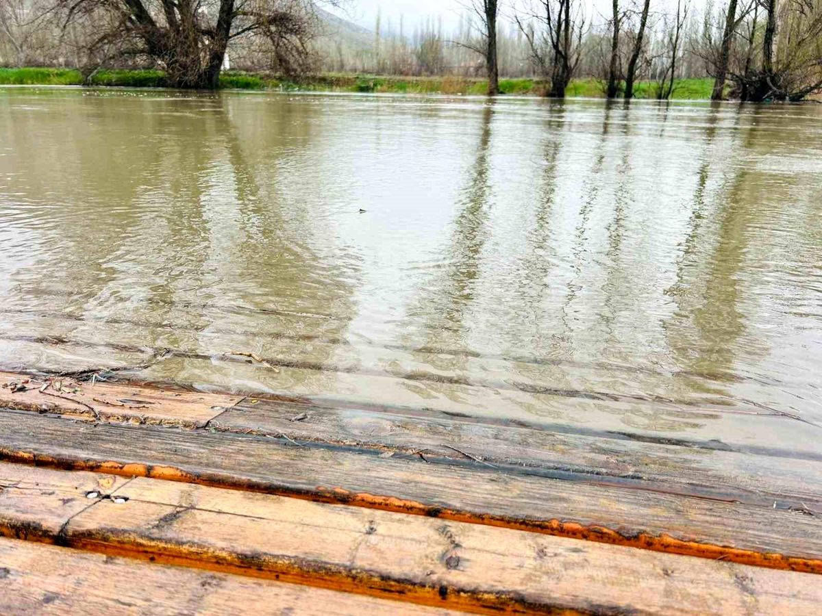 Zamantı Irmağı Taşarak Alanları Su Bastı