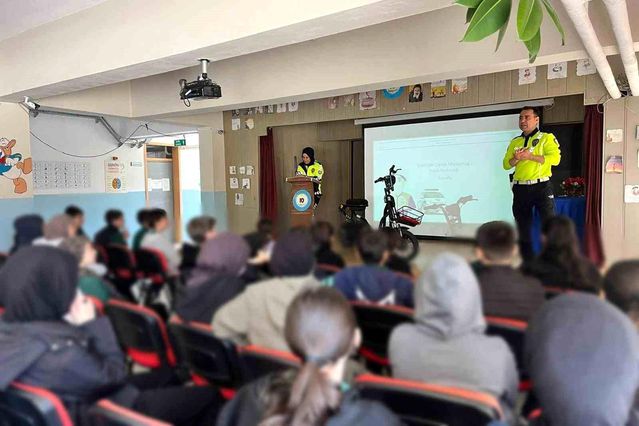 Kemah’ta Trafik Eğitimi Verildi