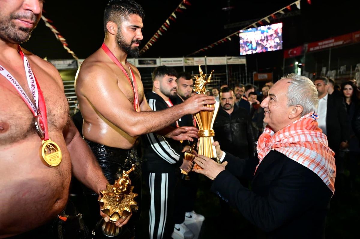 Kepez\'in başpehlivanı Enes Doğan