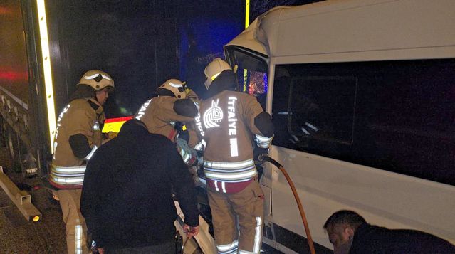 Edirne’de TIR’a Çarpan Minibüs Kazası: 1 Ölü, 1 Yaralı