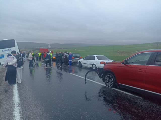 Kontrolden &ccedil;ıkan yolcu otob&uuml;s&uuml; 10 araca &ccedil;arparak durabildi