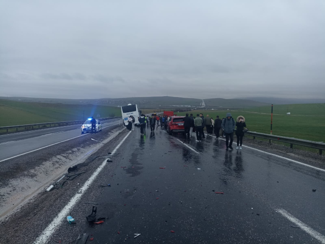 Kontrolden &ccedil;ıkan yolcu otob&uuml;s&uuml; 10 araca &ccedil;arparak durabildi