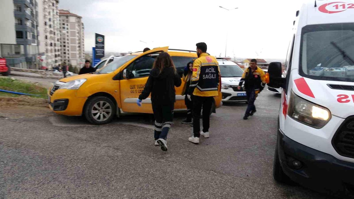 Malatya\'da Motosiklet-Otomobil Kazası Kavgaya Dönüştü