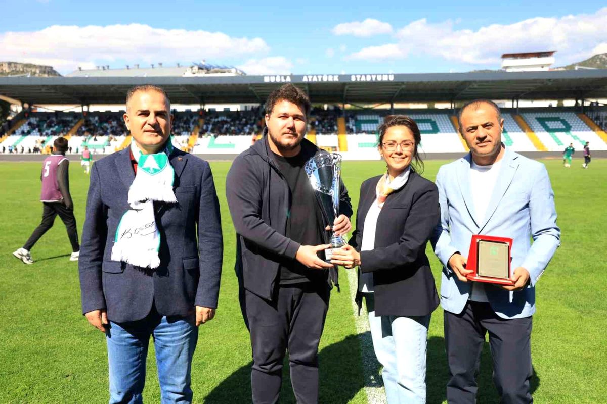 Muğlaspor Masa Tenisi Takımı şampiyonluk kupasını kaldırdı