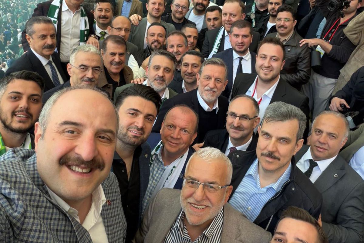 Mustafa Varank\'tan şampiyonluk pozu