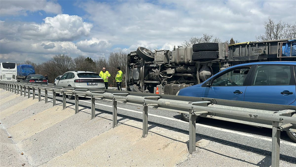 Kütahya\'da TIR devrildi, patatesler yola saçıldı