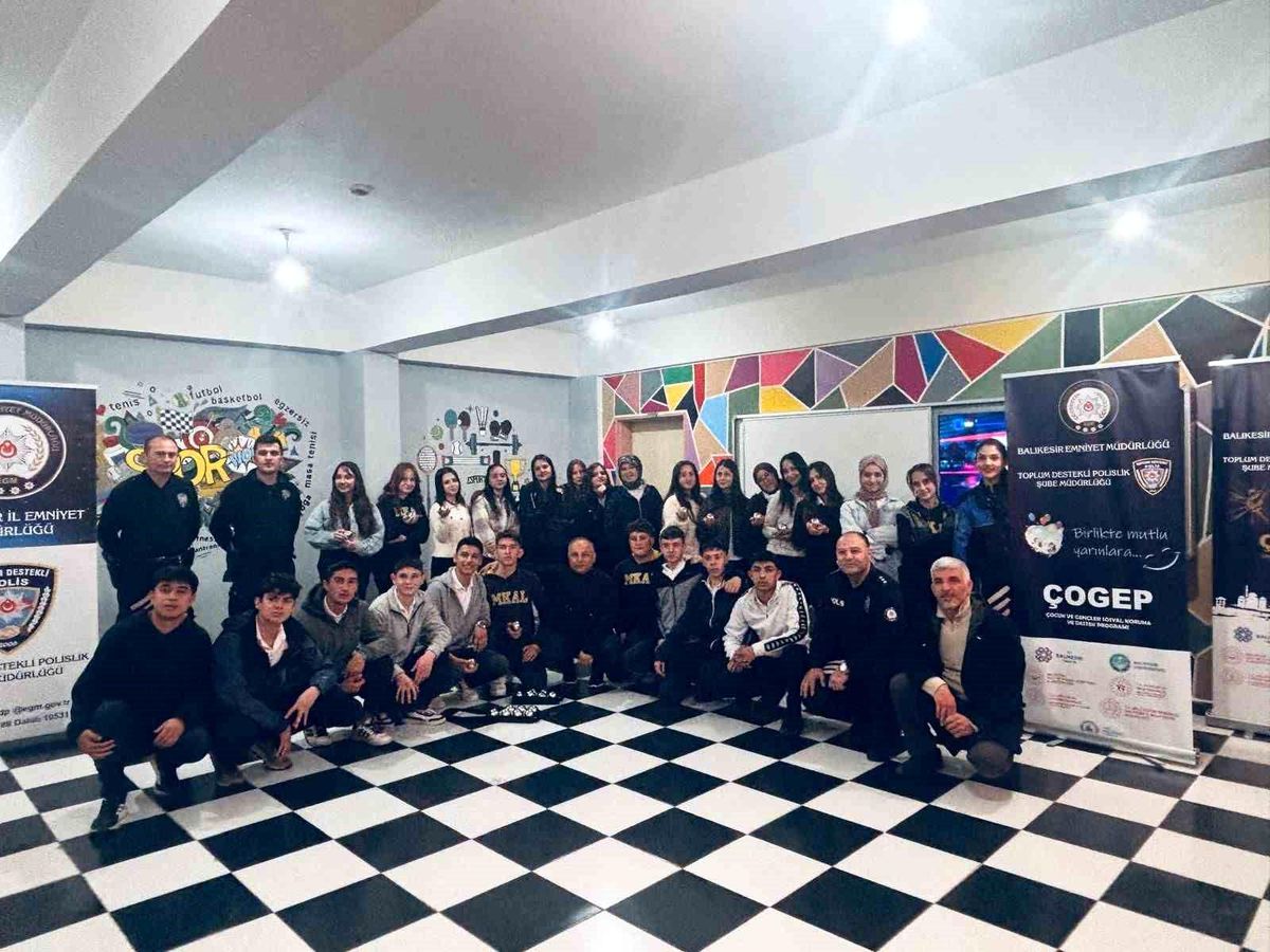 Dursunbey\'de Öğrencilere Kurs Malzemesi Desteği