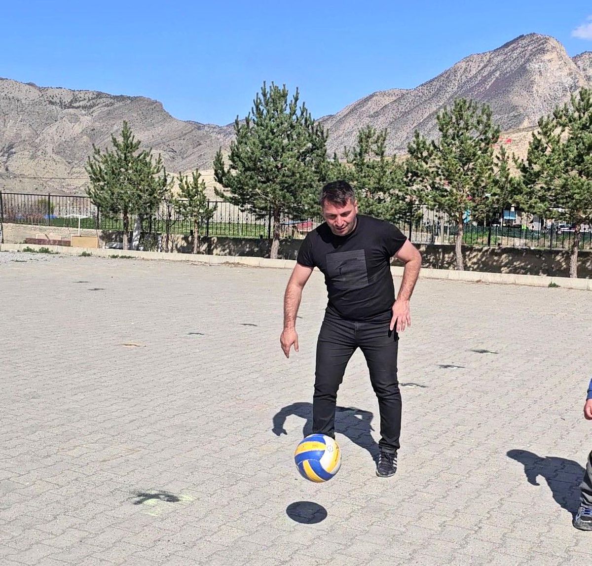 Okul Müdürü Öğrencileriyle Basket Attı