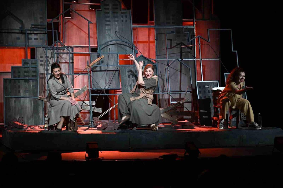 \'Sen İstanbul\'dan güzelsin\' oyunu Manisalıları büyüledi