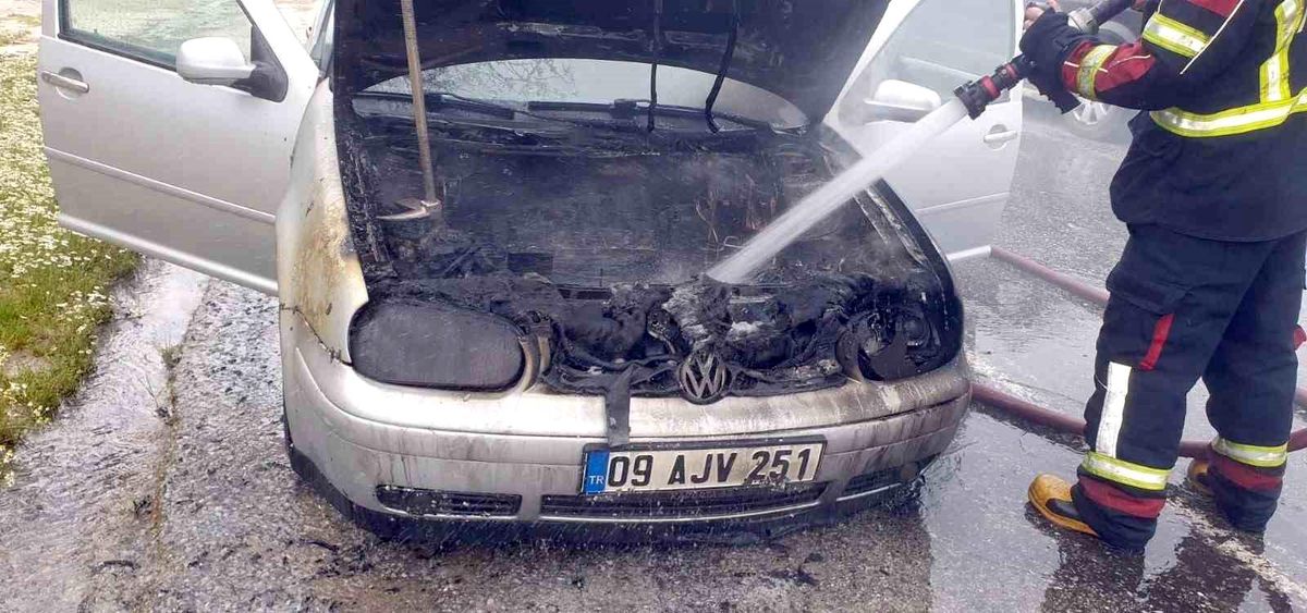 Kuşadası\'nda Otomobil Yangını