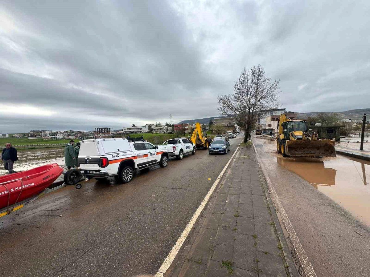 Siirt\'te gece yağışı sele dönüştü, ev ve iş yerlerini su bastı