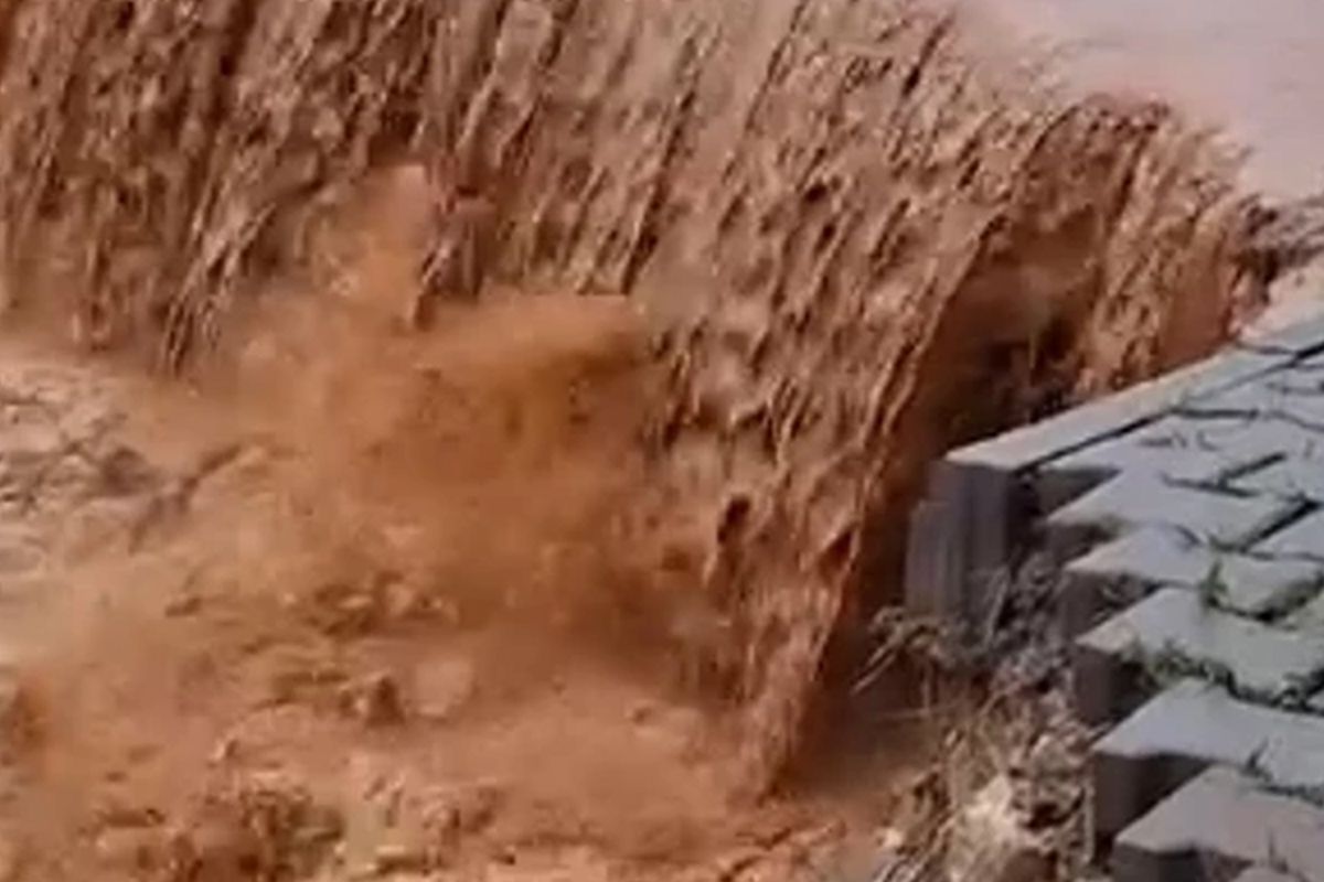 Siirt\'te sağanak; Yollar çöktü, ev ve iş yerlerini su bastı