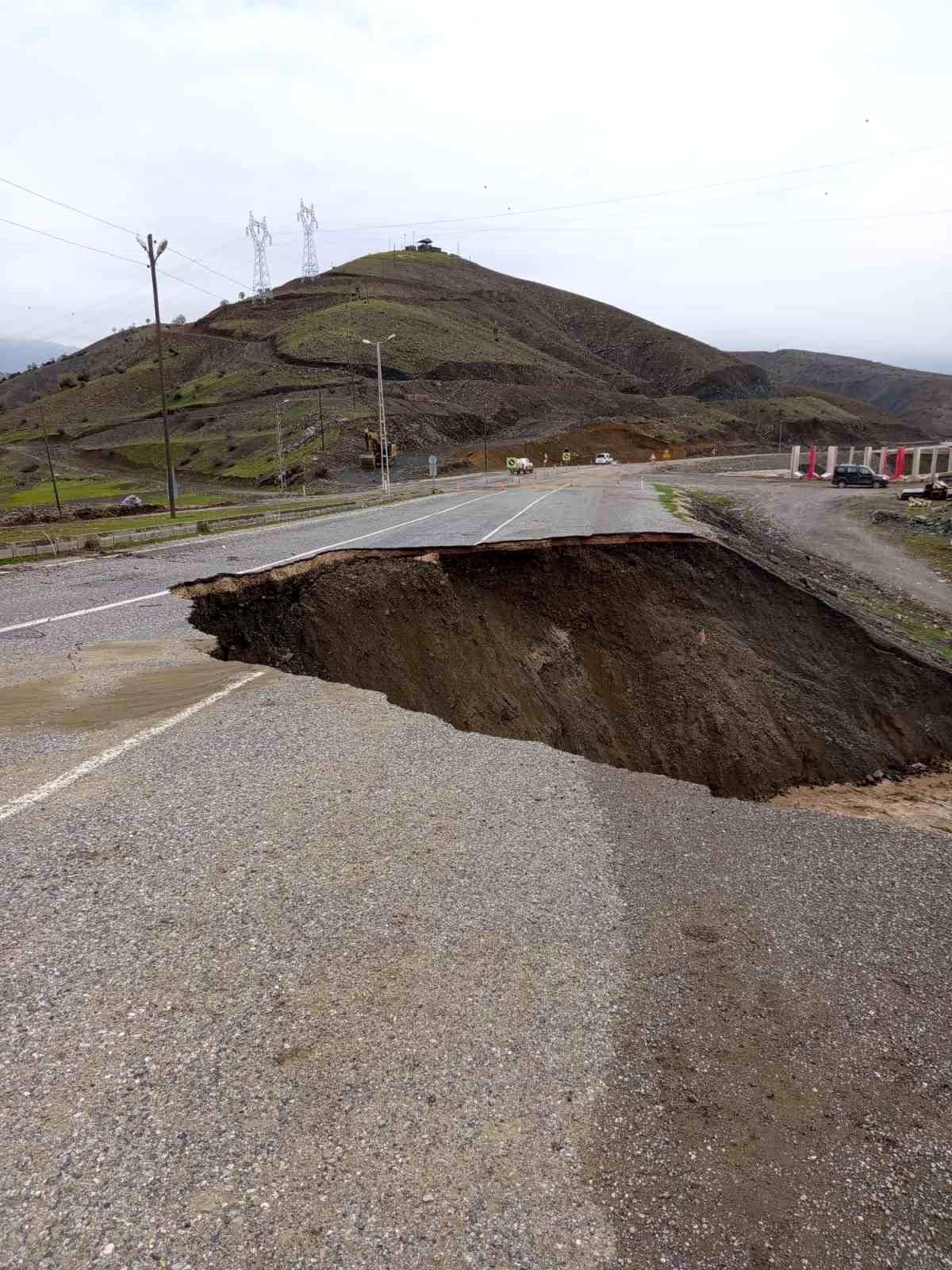 Siirt\'te Şiddetli Yağışlar Yol Çökmesine Yol Açtı