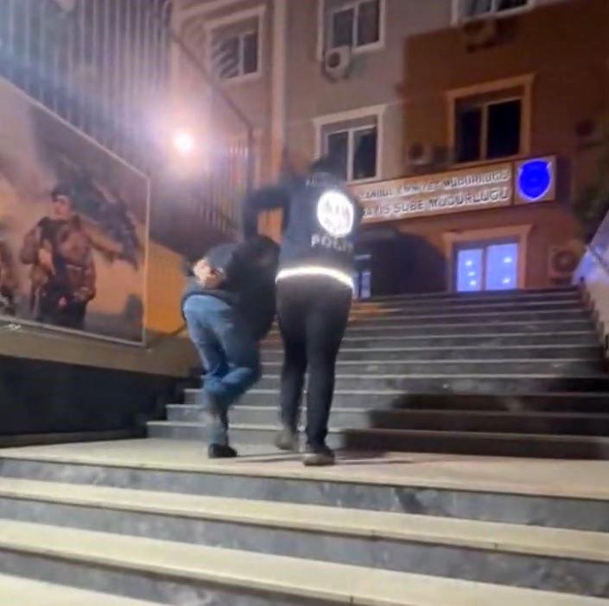 Sosyal Medyada Polis Yeleğiyle Yayın Yapan Şahıs Gözaltına Alındı