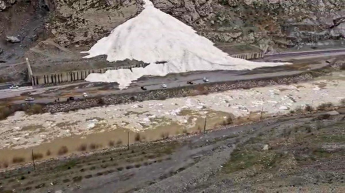 Hakkari\'de Sümbül Dağı\'ndan Çığ Düşüyor