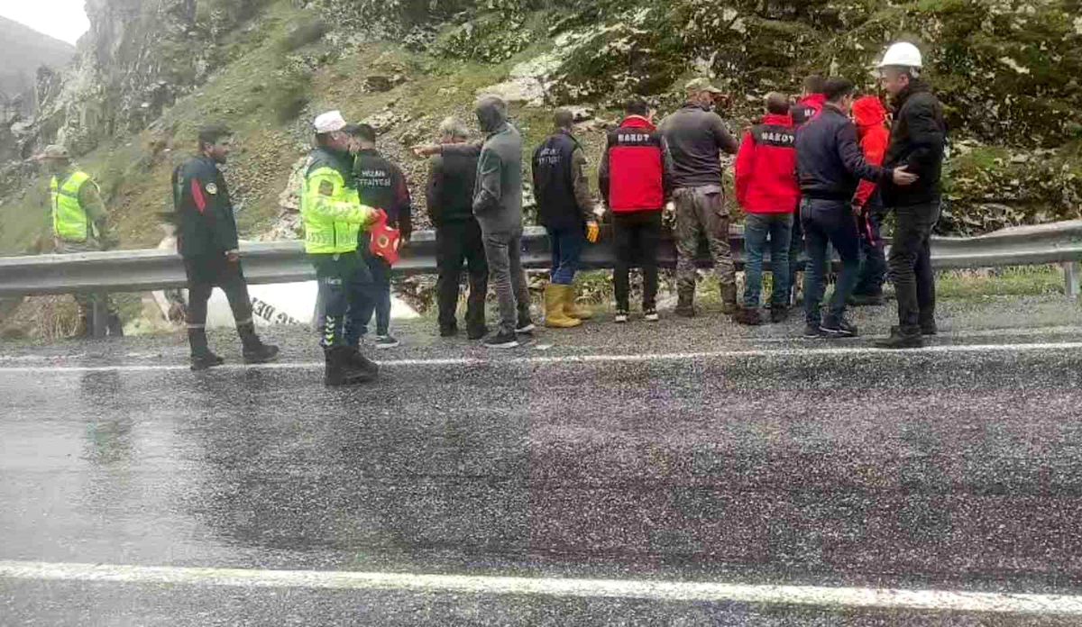 Beton Mikseri Dereye Uçtu, Sürücü Kayboldu