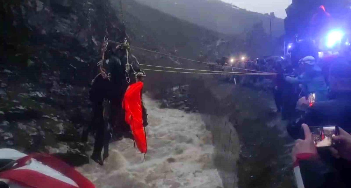 Beton Mikserinin Sürücüsü Dereye Uçtu