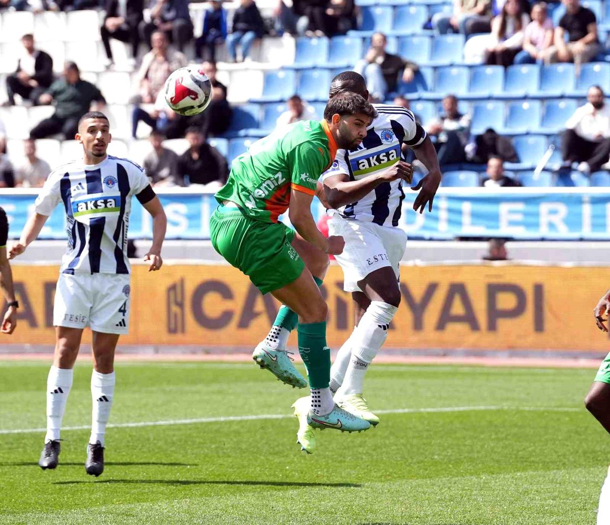 Kasımpaşa - Alanyaspor Maçı 0-0 Başladı