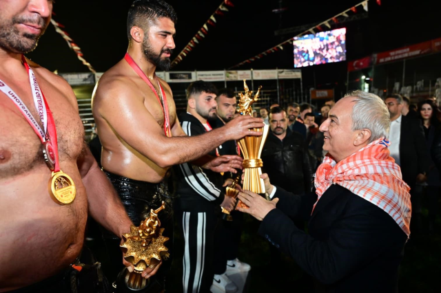 Yağlı g&uuml;reş sezonu a&ccedil;ıldı! İşte yeni d&ouml;nemin ilk başpehlivanı