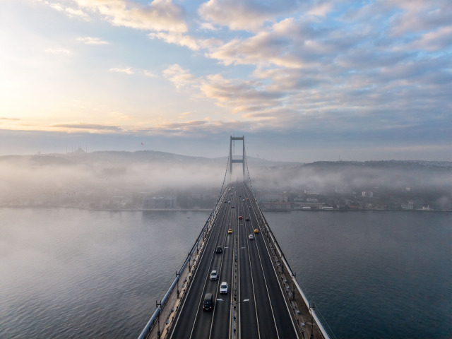 Yoğun sis Boğaz’ı kapattı: Köprü manzarası izleyenleri hayran bıraktı