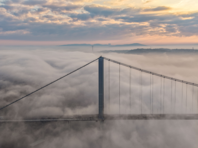 Yoğun sis Boğaz’ı kapattı: Köprü manzarası izleyenleri hayran bıraktı