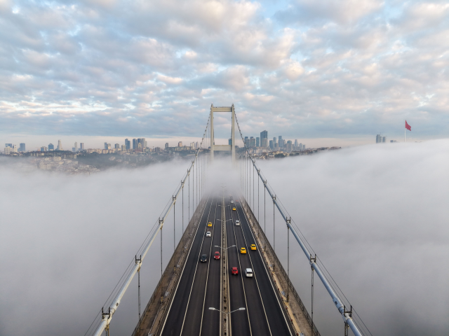 Yoğun sis Boğaz’ı kapattı: Köprü manzarası izleyenleri hayran bıraktı