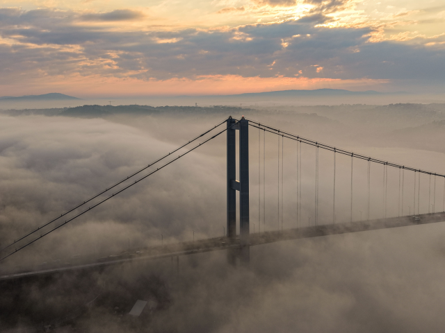 Yoğun sis Boğaz’ı kapattı: Köprü manzarası izleyenleri hayran bıraktı