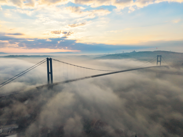 Yoğun sis Boğaz’ı kapattı: Köprü manzarası izleyenleri hayran bıraktı