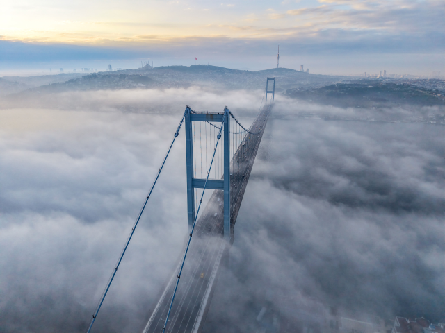 Yoğun sis Boğaz’ı kapattı: Köprü manzarası izleyenleri hayran bıraktı