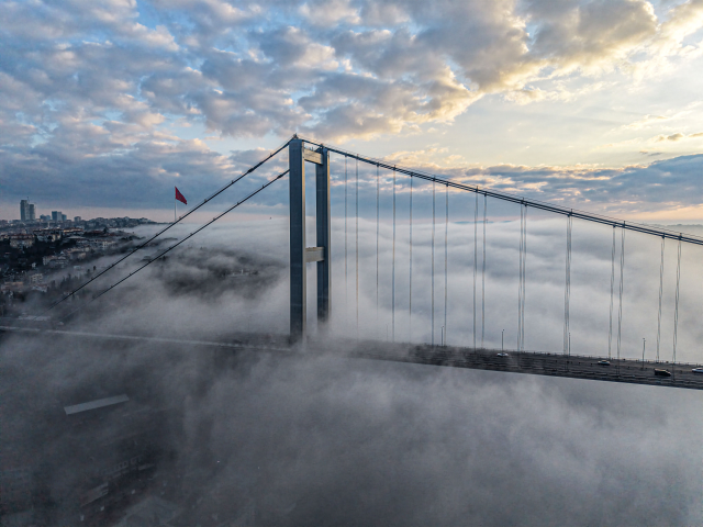 Yoğun sis Boğaz’ı kapattı: Köprü manzarası izleyenleri hayran bıraktı