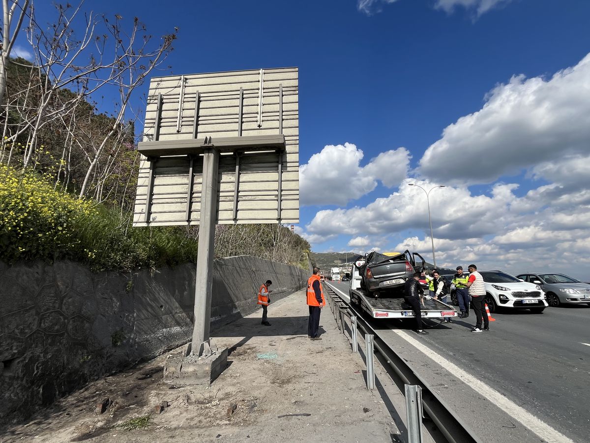 Kocaeli\'de Otomobil Kaza Yaptı: Sürücü Yaralandı