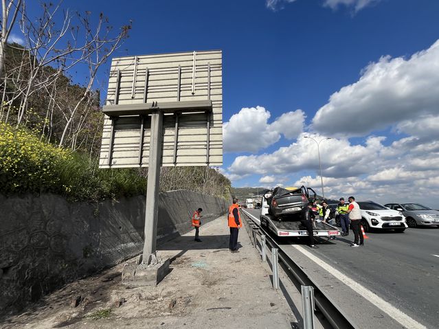 Kocaeli'de Otomobil Kaza Yaptı: Sürücü Yaralandı