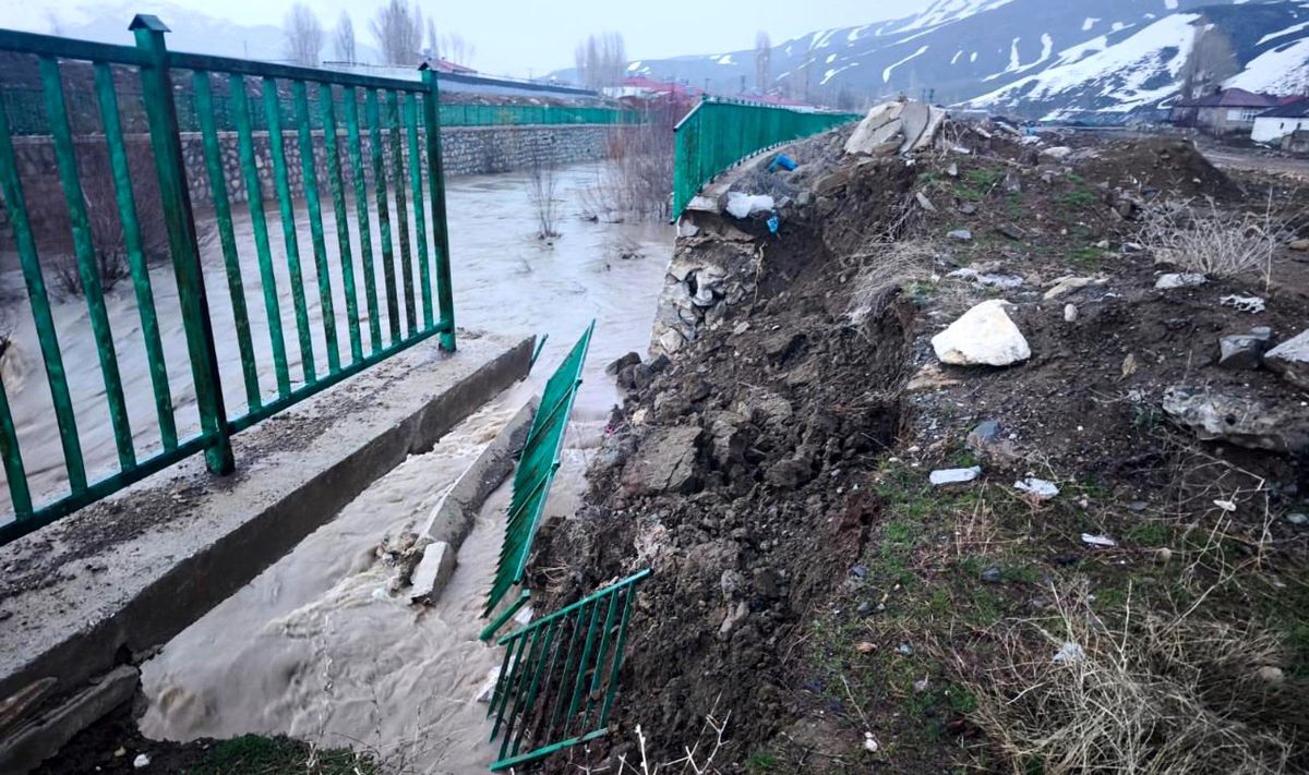 Yüksekova\'da istinat duvarı çöktü