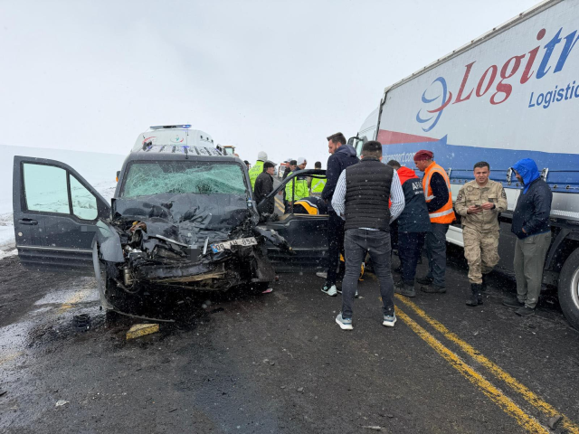 Artvin'de tır ile hafif ticari araç kafa kafaya çarpıştı: 2 yaralı