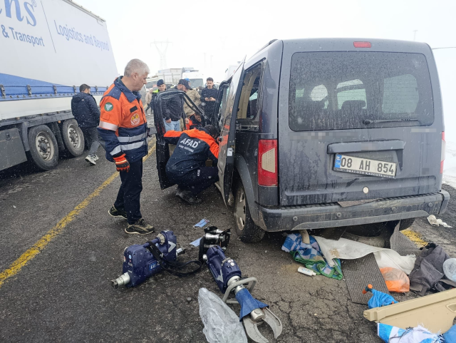 Artvin'de tır ile hafif ticari araç kafa kafaya çarpıştı: 2 yaralı