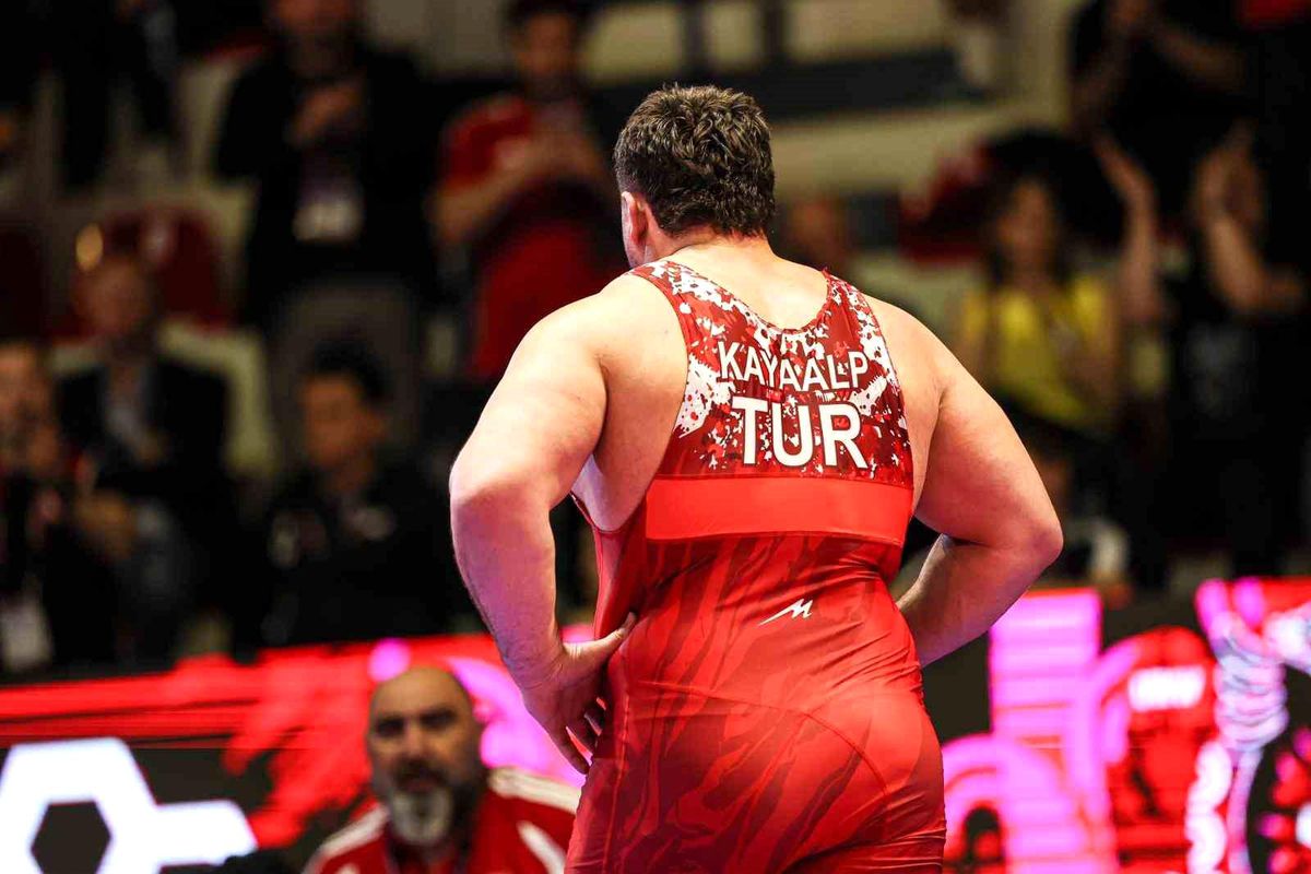 Tiran\'da Üç Güreşçi Yarı Finale Yükseldi