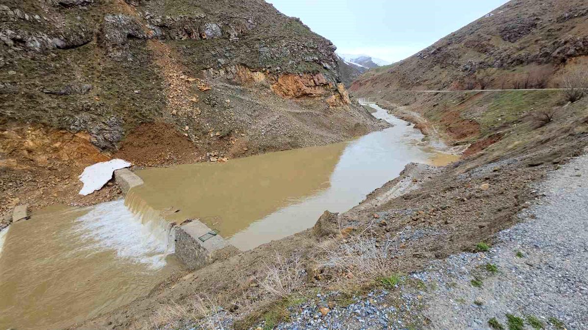 Bahçesaray\'da Su Baskını Riski Artıyor